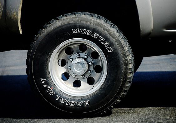 Un TIR încărcat cu detergent lichid s-a răsturnat între Râșnov și Pârâul Rece