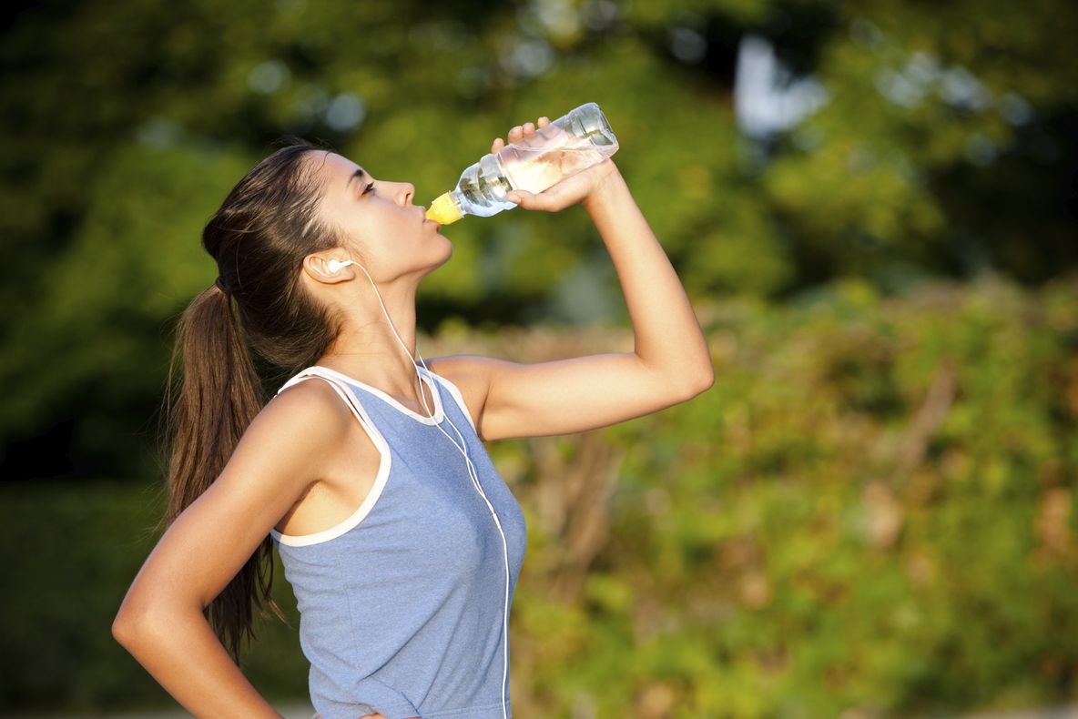 Obișnuiești să refolosești sticlele de plastic? Iată la ce pericole te expui