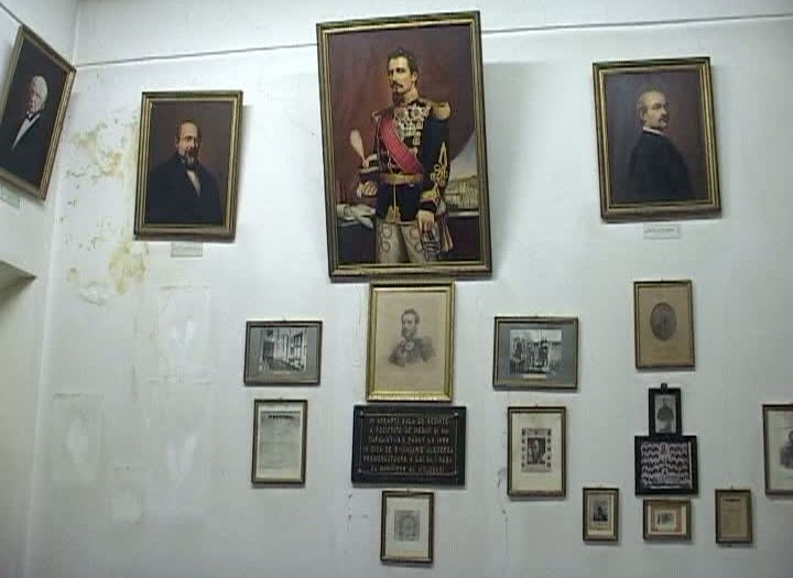 Marea degradare a sălii Micii Uniri. Sala Cuza a Muzeului de Istorie Naturală din Iaşi, în paragină