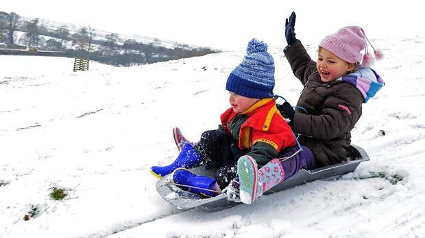 Atenţie, părinţi! Copil lovit de o maşină, la săniuş