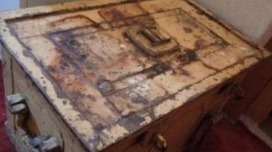 A moştenit o casă veche de la mătuşă, iar într-o debara a găsit cufărul magic