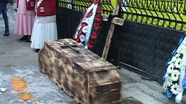 Bulibaşa din Hârlău ameninţat cu coşciug, cruce şi lumânări la poartă