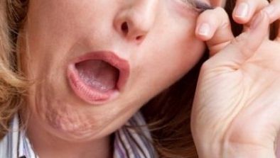 Simţi că ţi-a intrat ceva în ochi? Această senzaţie poate ascunde o afecţiune serioasă