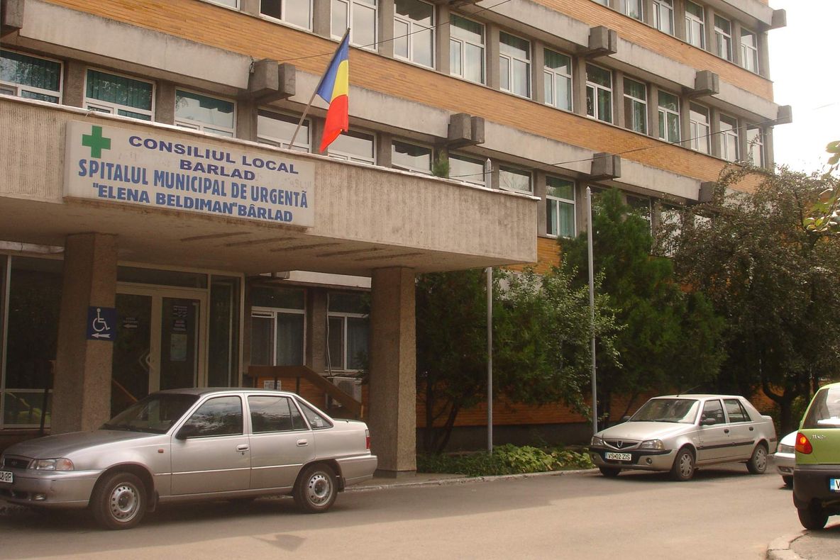 Tragedie în Vaslui! O copilă de 12 ani a murit după ce a intrat cu sania într-un stâlp 