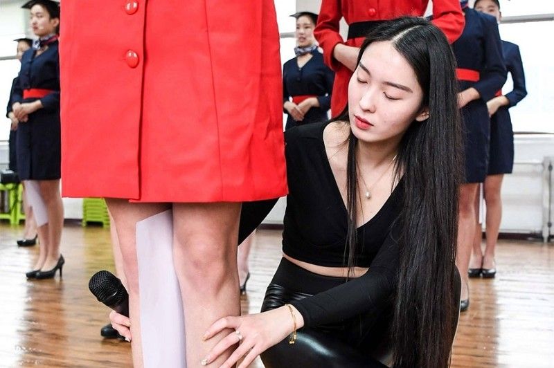 Pare şcoală de manechine, dar aşa arată un curs pentru stewardese în China