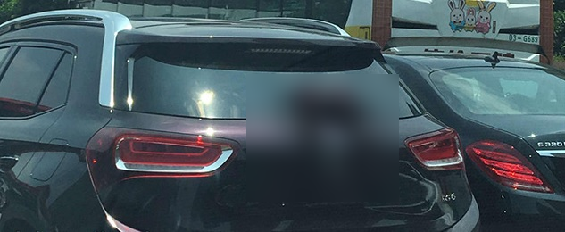 Ce au văzut şoferii agăţat de luneta unui SUV. N-au putut crede. Mergea aşa prin oraş