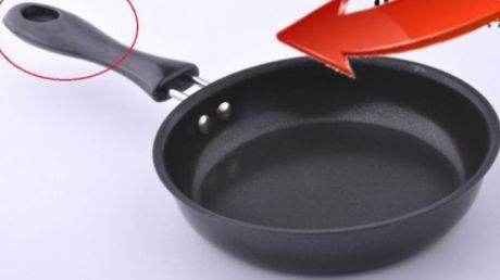 Nu ştiai asta! La ce folosește gaura de pe mânerul oricărei tigăi