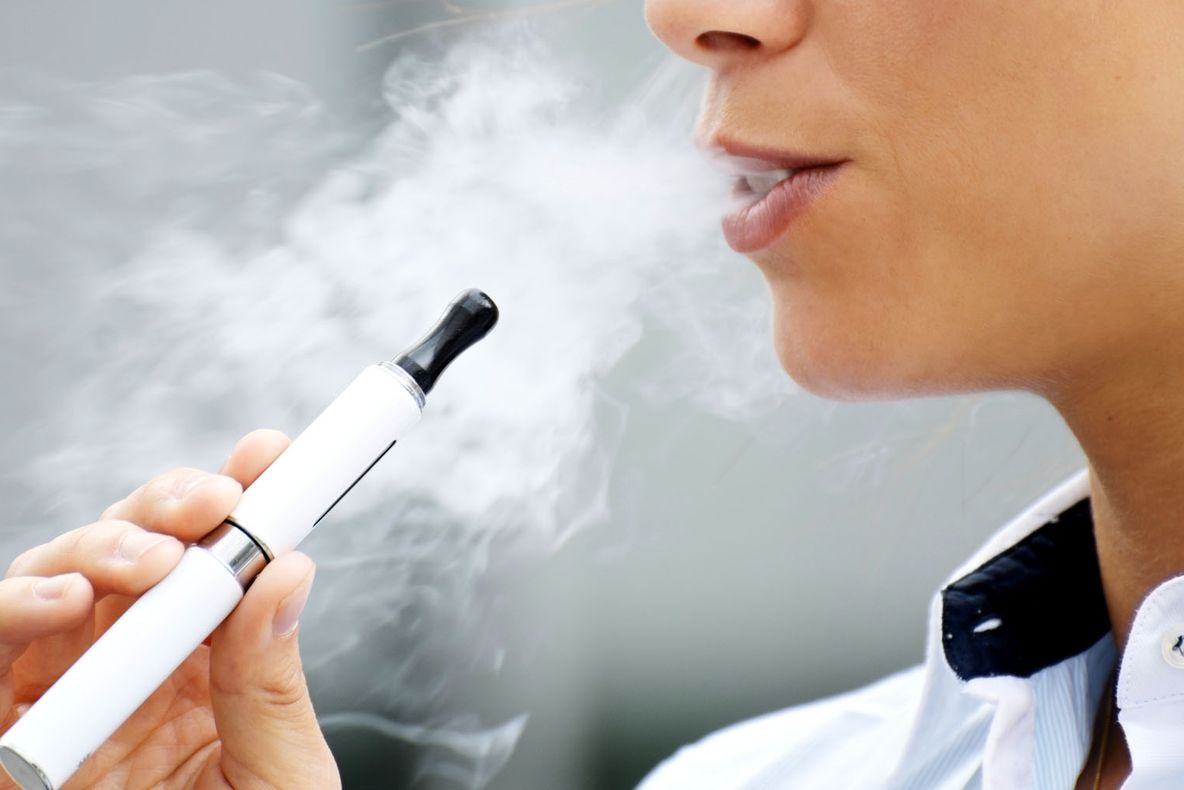 Alarmant. Ce pot păți adolescenții care fumează țigări electronice