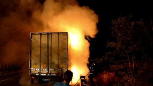 Un TIR a luat foc pe DN1. Circulaţia, oprită pe ambele sensuri