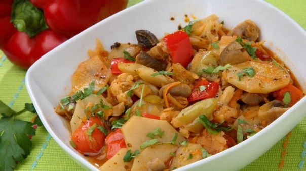 REŢETĂ: Tocăniţă de ciuperci cu legume, ideală după mesele îmbelşugate de Sărbători 