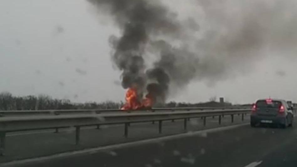 O maşină a luat foc pe A2, pe sensul spre Constanţa - UPDATE
