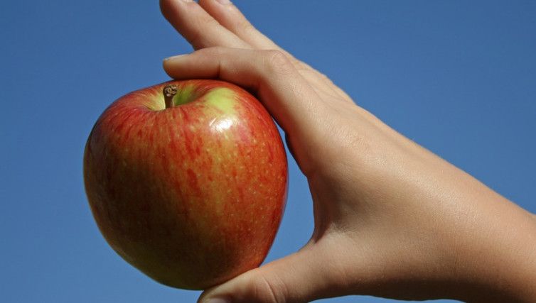 A mâncat doar un măr pe zi, până a ajuns la doar 25 de kg! Uite cum arată acum. Şocant