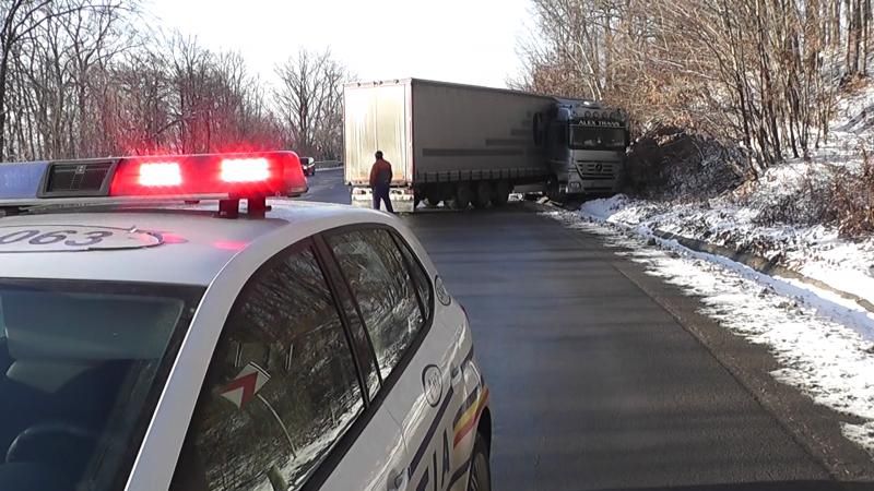 Trafic îngreunat pe DN7 Pitești – Râmnicu Vâlcea din cauza unui TIR derapat