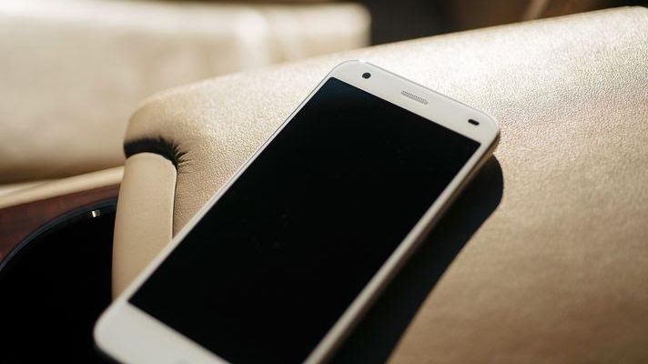 Un hoț și-a uitat telefonul în mașina femeii pe care a jefuit-o. Aceasta i-a sunat mama…