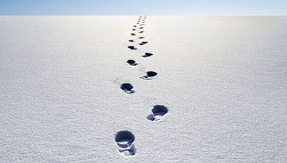 Și-a luat bocanci noi, dar când a văzut ce urme lasă aceștia, s-a speriat. ”Aruncă-i imediat”