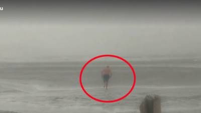 Cel mai BIZAR filmuleţ: ce a făcut un bărbat din Constanţa, în plin COD ROŞU de ninsoare