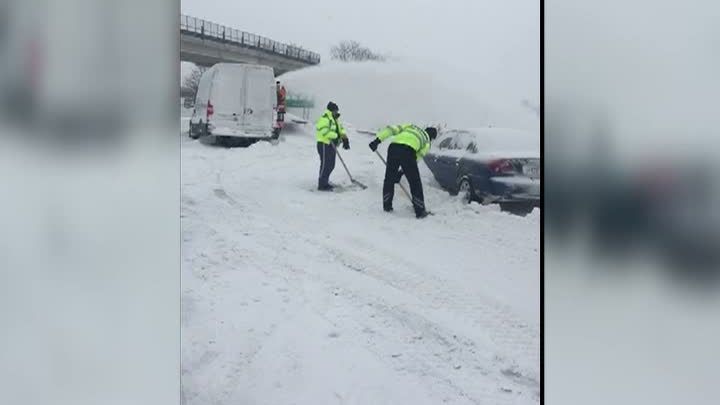 Zeci de mașini au rămas blocate în nămeți