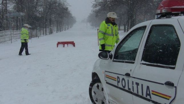 Peste 9.000 de angajați ai MAI, mobilizați în lupta cu viscolul