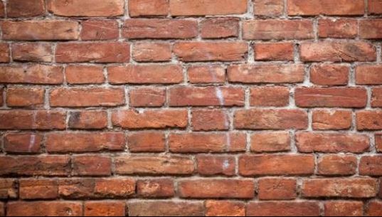 S-a trezit cu un zid în loc de ușă, la intrarea în casă. Polițiștii, șocați