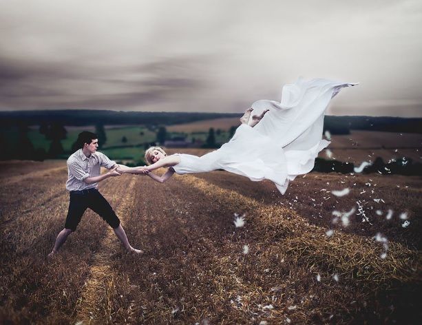 Ea este mireasa care LEVITEAZĂ. Mirele a fost şi el foarte uimit. Cum a reuşit fata să plutească