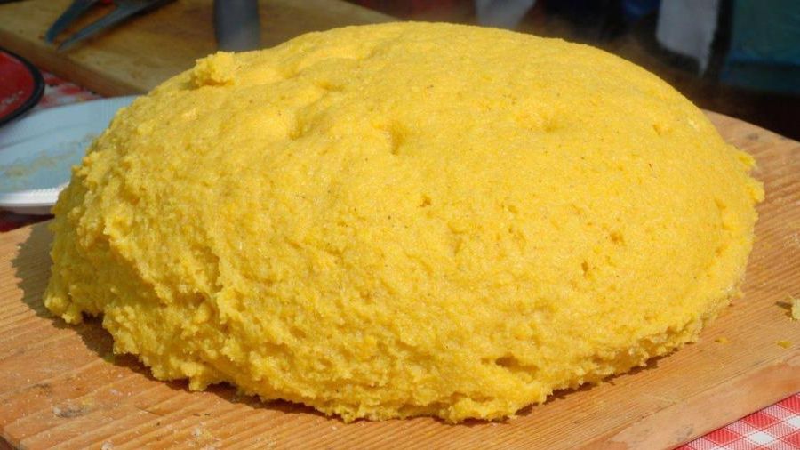 Trucul pe care puţini îl ştiu! Cum trebuie să faci mămăliga pentru a nu avea cocoloaşe