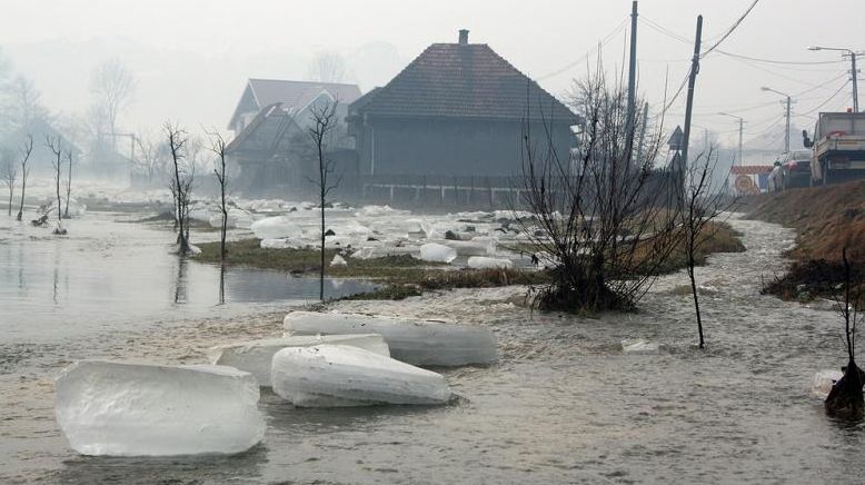 Pod rupt de apele furioase în România. Trafic închis 