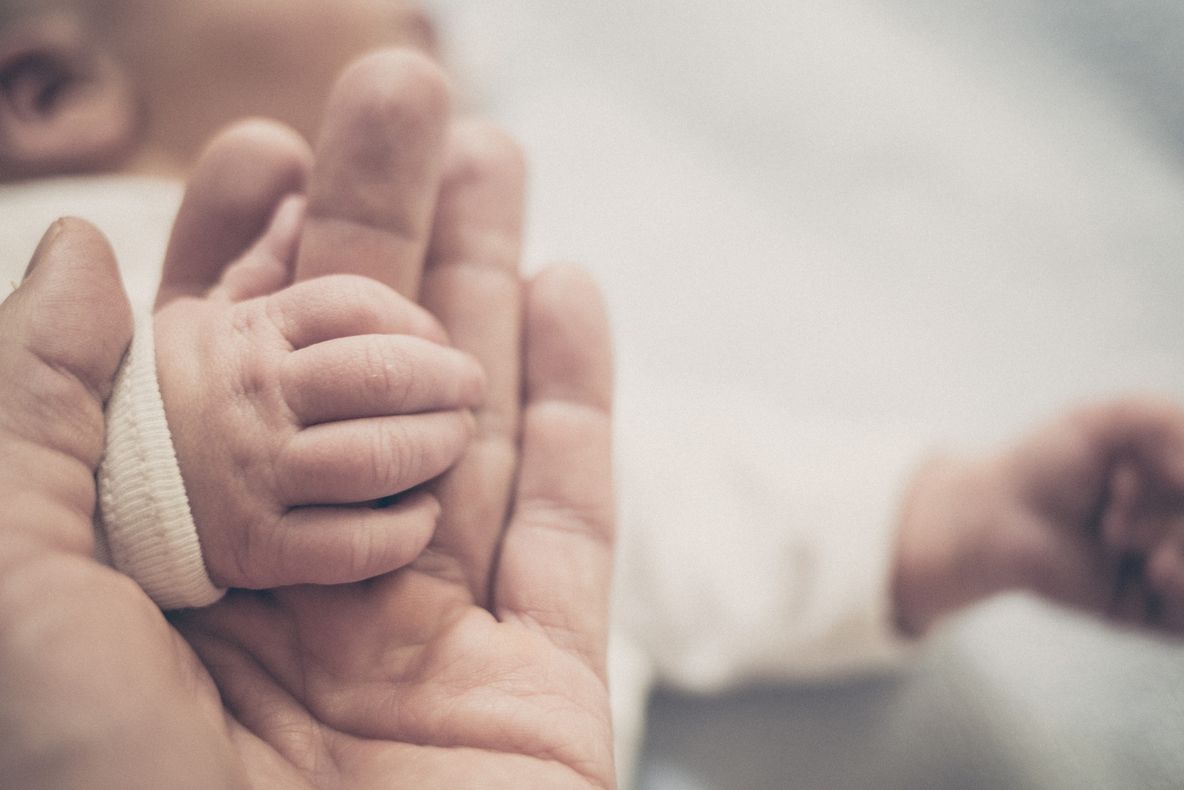 Joacă transformată în tragedie! Un bebeluş a murit, după ce a fost scăpat pe podea de mamă