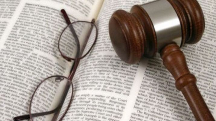 Funcţionarii publici, eliberați de grija dosarelor penale? CCR ia decizia azi