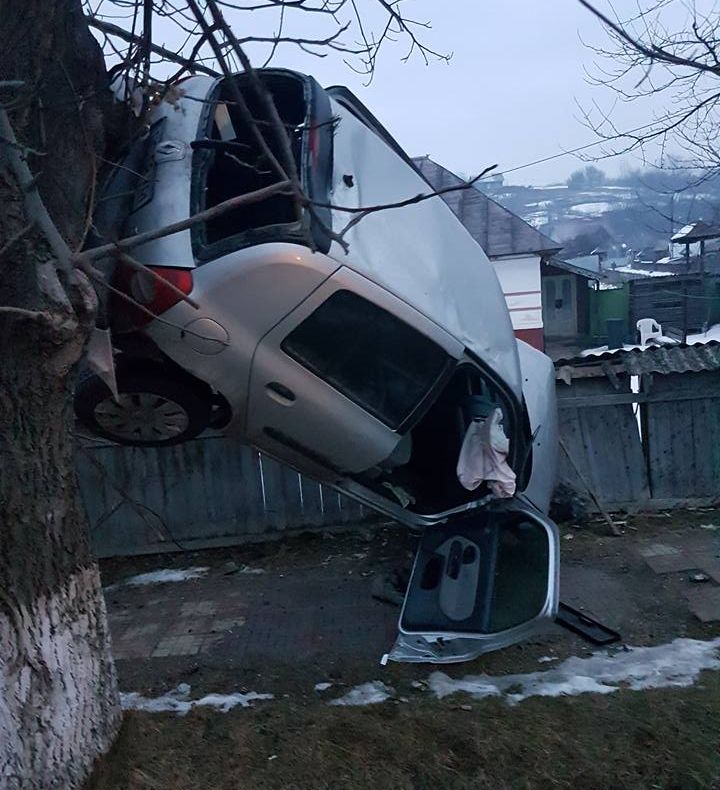 Accident spectaculos! Beat şi fără permis de conducere, a rămas suspendat cu maşina într-un copac 