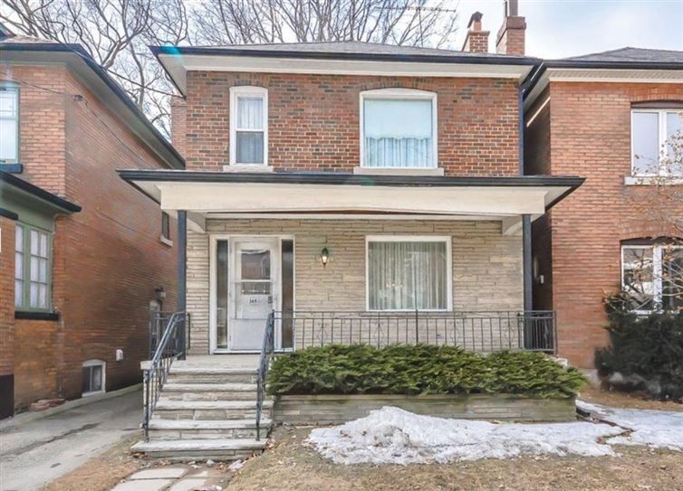 O femeie nu şi-a mai modernizat casa şi nici n-a mai schimbat mobila de 72 ani. Cum arată interiorul