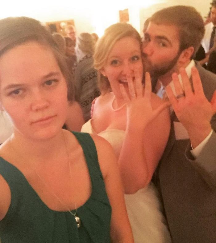 Cum arată o fată care e a 5-a roată la căruţă. S-a pozat în vacanţă cu un cuplu de îndrăgostiţi