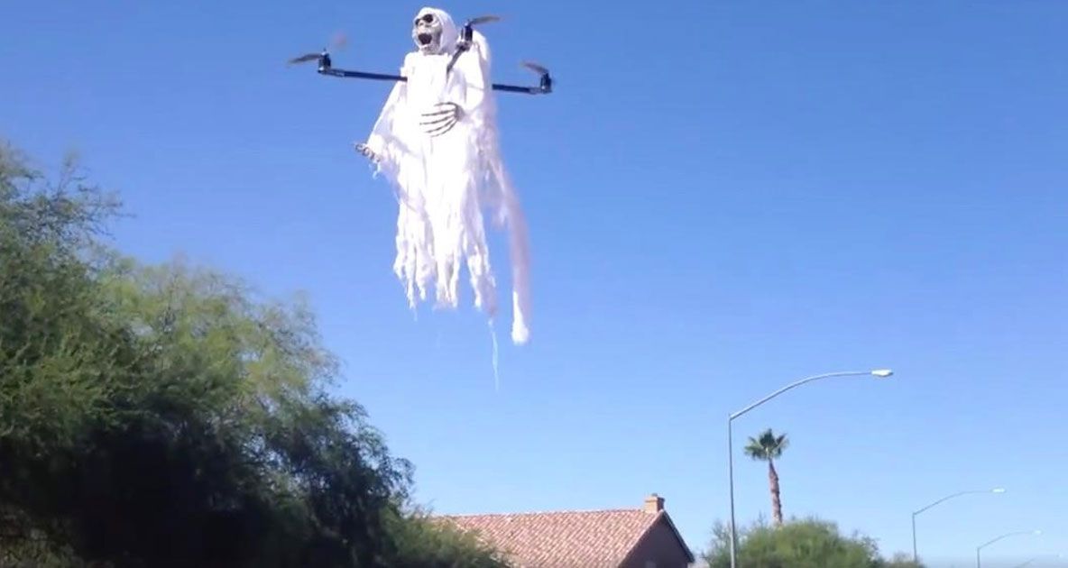 Fantoma care s-a arătat în miezul zilei, deasupra unui cartier. Oamenii au fugit în casele lor