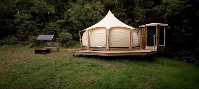 Toţi au RÂS de el când şi-a vândut casa ca să se mute în CORT.Dar au rămas MUŢI când au intrat în el