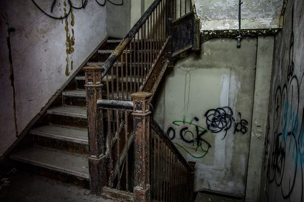 Cum arată hotelul-FANTOMĂ care a fost casa prostituatelor şi a drogaţilor. Ce au găsit în el