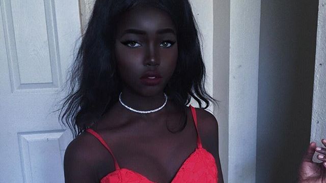 Toţi cei care văd pozele cu această tânără rămân fără cuvinte: "E IREALĂ!" - Uită-te cu atenţie!