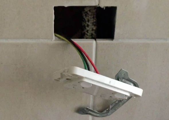 Priza i-a făcut scurtcircuit. A deşurubat-o şi... HORROR ce a găsit în spatele ei. S-a mutat imediat