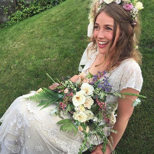 Mireasa a îmbrăcat o rochie fabricată în 1870. Ce a aflat imediat după nuntă a făcut-o să PLÂNGĂ