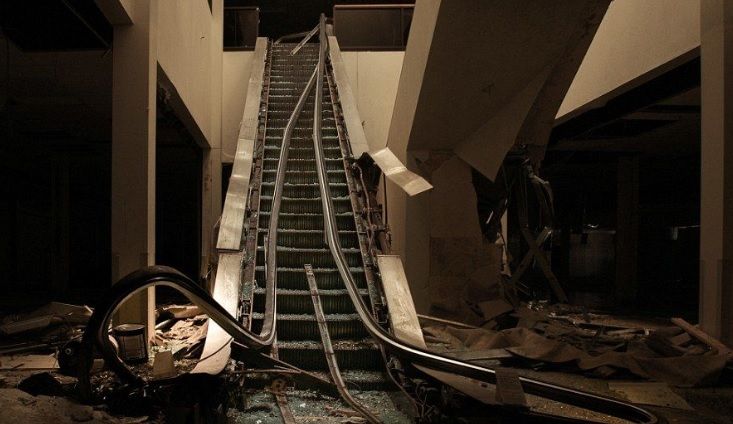 Imagini TERIFIANTE cu un mall părăsit. Cum arată mini-oraşul din SUA în care ţi-e teamă să intri