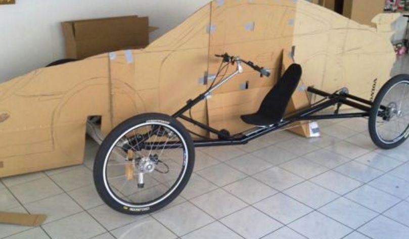 INCREDIBIL!Imaginile anului.A transformat o bicicletă într-un Porsche folosind carton şi ţevi de PVC