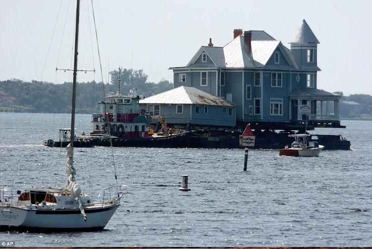 Incredibil! Au cumpărat o casă numai cu 1 dolar şi au vândut-o cu 2,4 milioane$. Cum au renovat-o