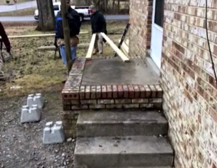 O fetiţă aflată în scaunul cu rotile avea probleme să iasă din casă. Ce cadou i-a făcut un şofer