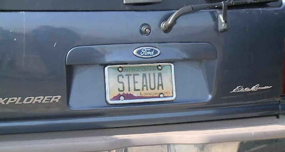 Un Ford merge prin Bucureşti cu plăcuţe cu "numărul" Steaua.ŞOC pentru toţi când au văzut şoferul