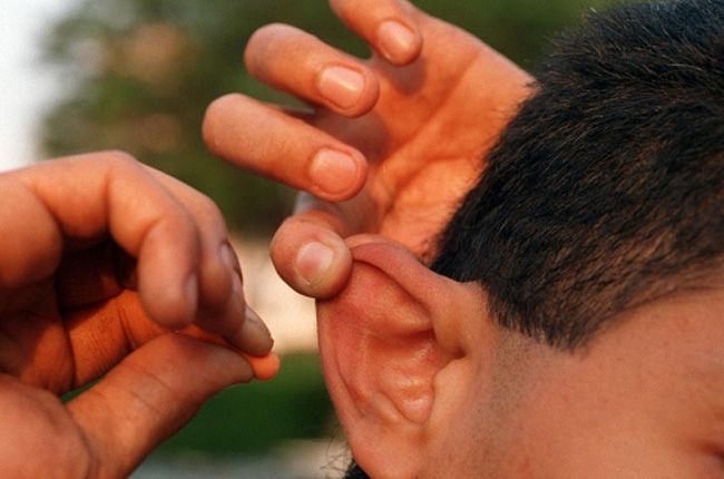 Un bărbat a încercat să îşi scoată un gândac din ureche în cel mai nefericit mod. Medicii, uimiţi