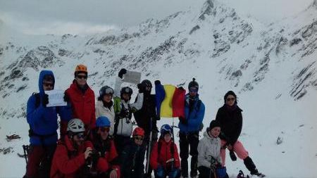 Primul alpinist român care a ajuns pe Everest a protestat în vârf de munte