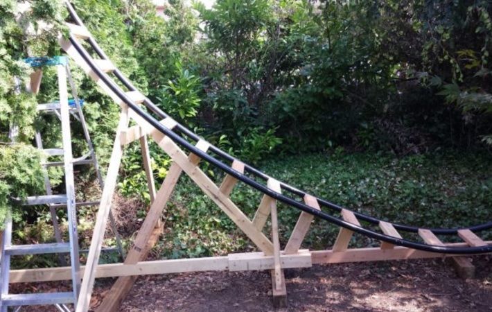 A construit un montagne russe în curtea casei, după tutoriale de pe YouTube. Cum i-a ieşit