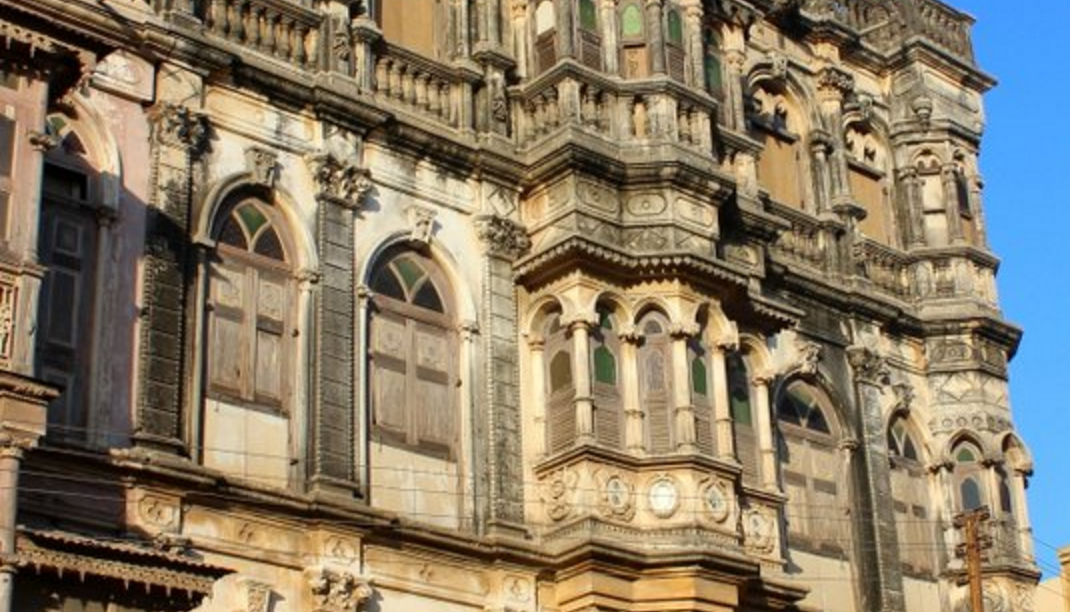 Oraşul PĂRĂSIT care este plin de PALATE şi case superbe. Locuinţele pot fi ocupate de oricine