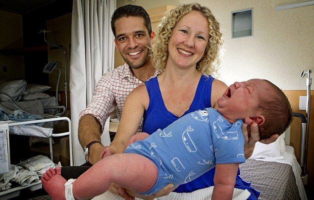 A născut acasă, ajutată de soţ. Când şi-au privit fiul, au rămas fără cuvinte: e un gigant!