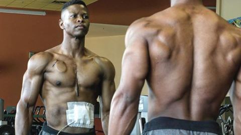 Un tânăr fără puls continuă să facă sport zilnic! Este conectat la un computer şi două baterii