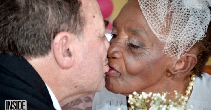 Cea mai bizară ceremonie.O femeie de 106 ani s-a logodit cu un "tinerel" de 66 ani.Cum arată cei doi