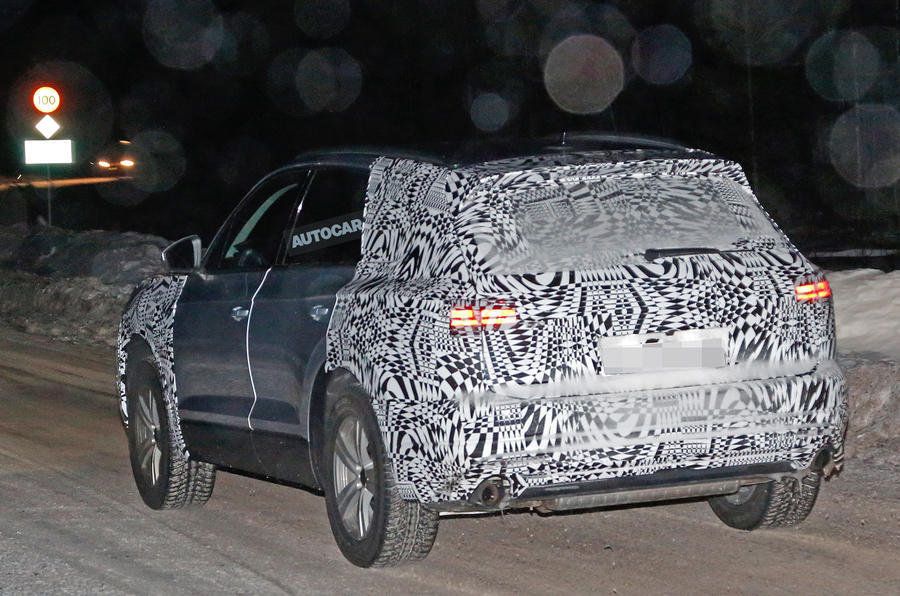 Inginerii de la VW au testat noaptea, sub camuflaj, noul Touareg. Au fost depistaţi.Cum arată SUV-ul